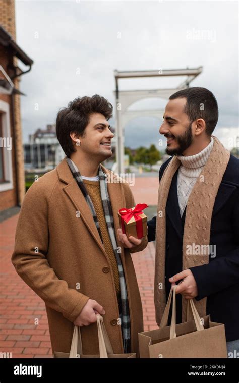 Jeune homme gay Banque de photographies et dimages à haute résolution Alamy
