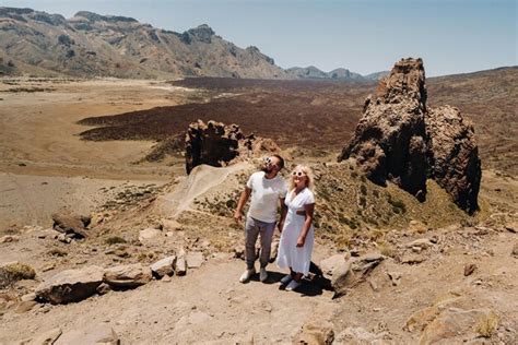 Um casal está de pé na cratera do vulcão teide paisagem do deserto em