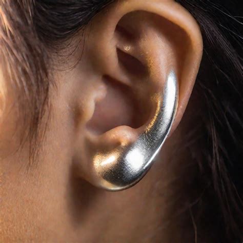 Какие сережки можно безболезненно носить сразу после прокола ушей?