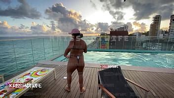 Dançando de micro biquini na piscina do hotel XVIDEOS