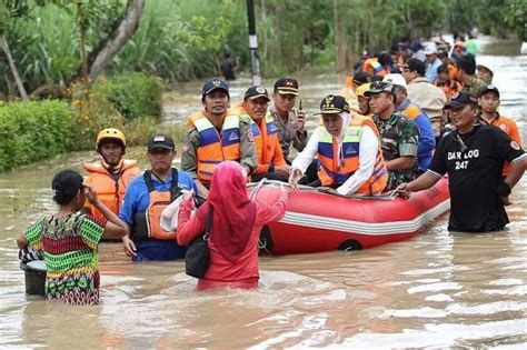 Foto Gubernur Khofifah Di Tengah Banjir Madiun