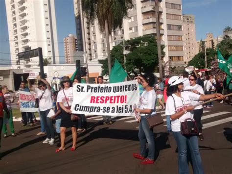 G1 Professores em greve fecham via em frente à prefeitura da capital