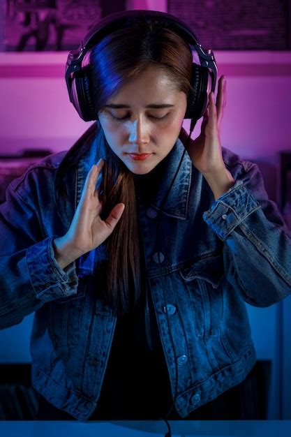 Premium Photo Joven Mujer Dj Latina Mezclando Msica En Una Tienda De Discos De Vinilo