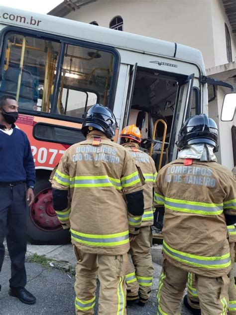 Ônibus fica sem freio em ladeira e bate em muro de casa em Petrópolis