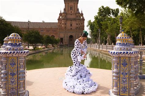 Een Mooie Brunette Tiener Uit De Flamenco Danseres Gekleed In Een Typisch Kostuum Met Ruffels