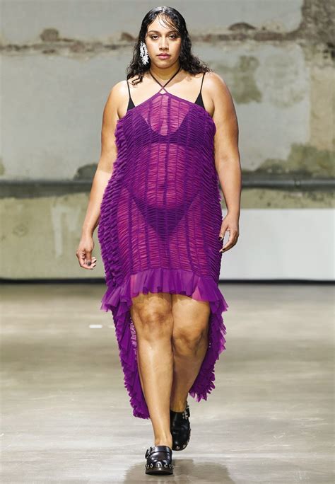 Do quarto para a rua lingerie aparente é tendência na moda