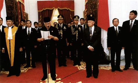 kejatuhan soeharto wikipedia bahasa indonesia ensiklopedia bebas