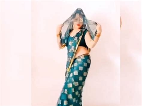 hot desi bhabhi flexed her waist on tune of Naagin dance video Dance Video नगन धन पर भभ