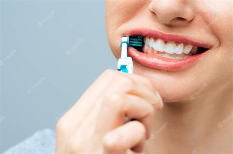 Mujer Con Dientes Blancos Sanos Sostiene Un Cepillo De Dientes Y Sonríe Concepto De Higiene