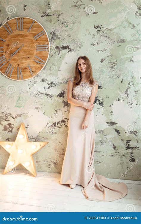 Magnifique Jeune Femme Blonde Habill E En Robe Longue Nue Exquise Avec Le Haut De La Dentelle