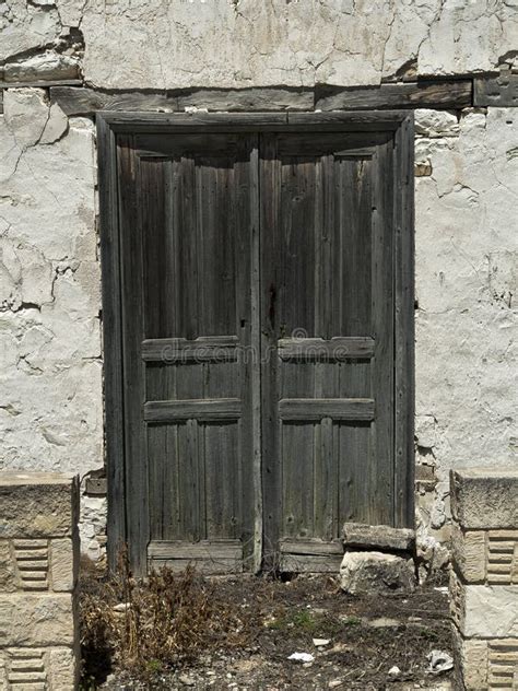 Vieja Puerta Principal De Madera En La Pared De Piedra Imagen De