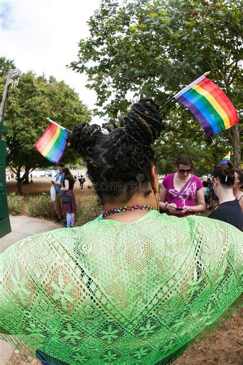 Vrouw Draagt Een Miniatuur Van Gay Pride Vlaggen In Haar Voor Parade Redactionele Fotografie