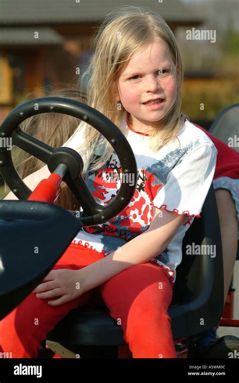 kinder auf kettcar Stock Photo - Alamy