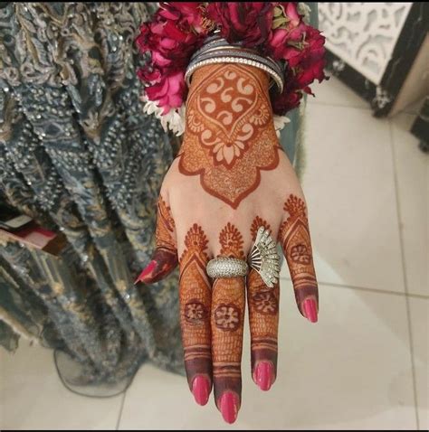 Circle Mehndi Designs for Back Hand