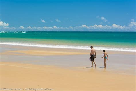 Imagem De Casal Andando Nas Areias Molhadas Da Praia Taipu De Fora