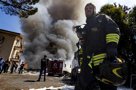 Una Colonna Di Fumo Nero Si Innalza Dal Rogo Di Ciampino Primopiano