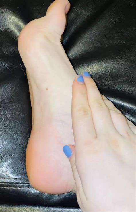 Been On My Feet All Day Who Wants To Give Me A Foot Rub Nudes Feetish NUDE PICS ORG