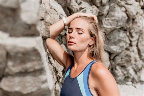 Mar De Viajes De Verano Femenino Feliz Turista En Bikini Azul Disfruta Tomando Fotos Al Aire