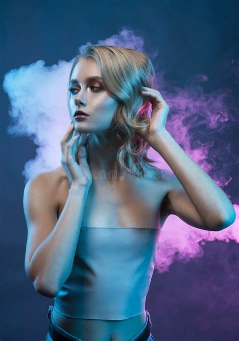 Belle Jeune Fille Blonde Au Maquillage Branché Touche Son Visage Et Ses Cheveux Avec Ses Mains