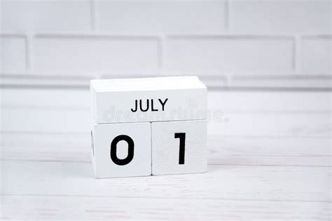 Calendario Perpetuo De Madera Blanca Que Muestra El 1 De Julio Foto De