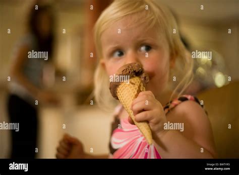 Petite Fille Blonde Mange De La Cr Me Glac E Au Chocolat Dans Un C Ne Photo Stock Alamy