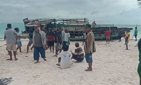 Perahu Tenggelam An Nelayan Menganggur Pasca Seroja Di Pulau