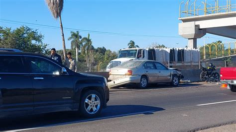 Choque de tráiler contra muro de contención genera otros dos accidentes