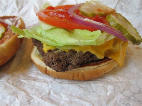 Review Wendy S Dave S Hot N Juicy Cheeseburger