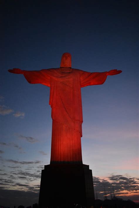 Cristo Redentor é iluminado de vermelho no Dia do Bombeiro CBMERJ