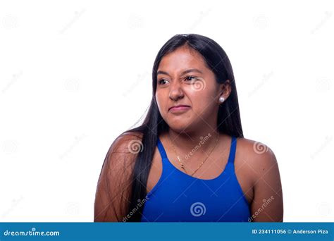 Ekelhafte Und Ekelhafte Schwarze Frau Runzelt Schwarze Latina Mit Widerlicher Ausdrucksform