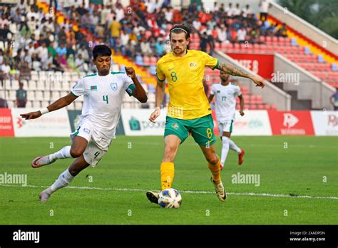 australias connor metcalfe   bangladeshs tapu barman fight