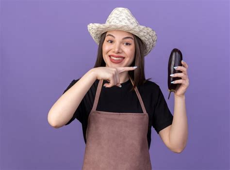 Jardinero de sexo femenino bastante caucásico sonriente con sombrero de