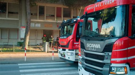 Ravenna Incendio Allinterno Della Scuola Don Minzoni Salta In