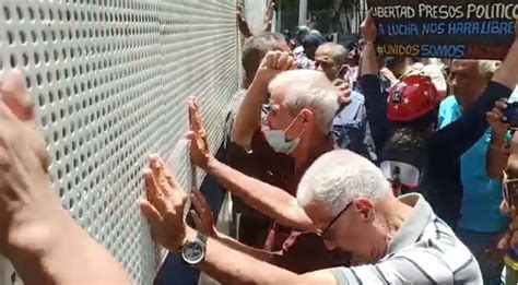 Funcionarios De La Pnb Impiden Paso De La Marcha De Trabajadores A La