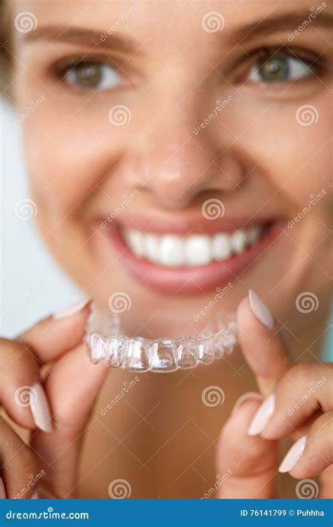 Femme De Sourire Avec Les Dents Blanches Tenant Des Dents Blanchissant