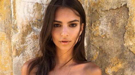 Emily Ratajkowski Celebrates Million Instagram Followers With A Naked Bathtub Pic Wgrz