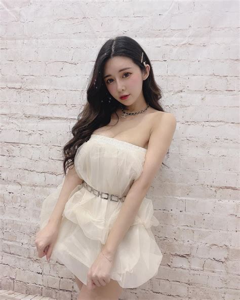 Để mèo cưng đặt bàn chân hư hỏng lên vòng 1 nàng hot girl khiến CĐM phát sốt khi chỉ biết ước