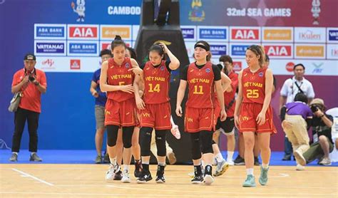 Hot girl bóng rổ Trương Thảo Vy ngã đập đầu xuống đất sau pha va chạm với Indonesia Bongdaplus vn