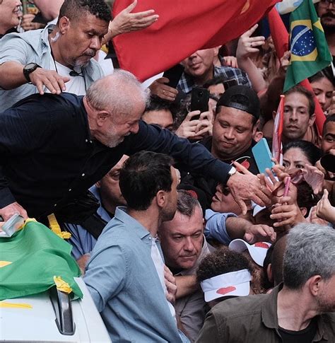 Lula Re Ne Multid O Em Caminhada No Centro De Porto Alegre Pol Tica