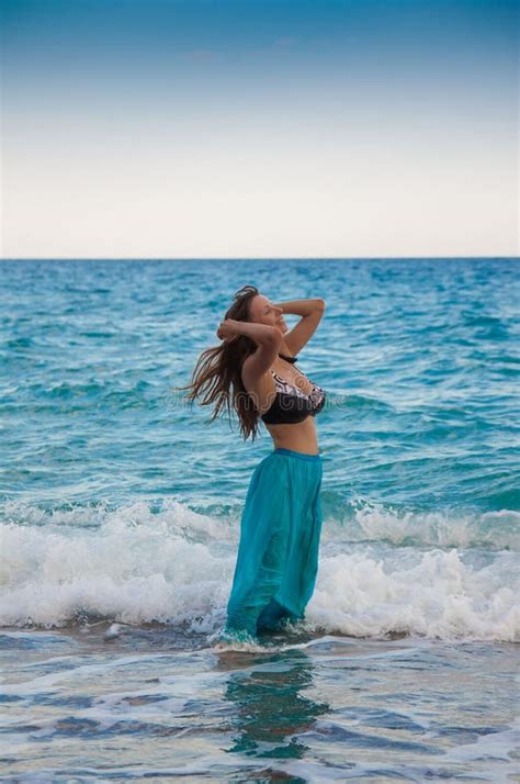 Mujer En Bikini Falda Azul Mar Foto De Archivo Imagen De Falda Resto 196708358