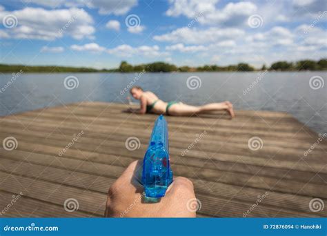 Junge Paare Auf Sommer Ferien Stockfoto Bild Von Bikini Paare