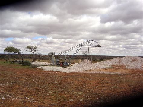 Miners at opal mines clash over the new digging rights 6