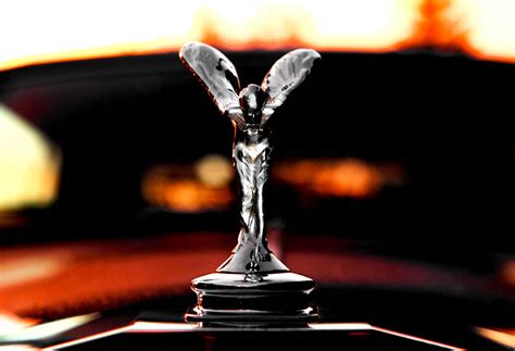 rolls royce  spirit  ecstasy turns digital