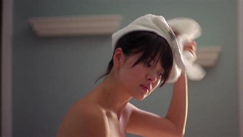 Song Hye Kyo mặc bikini gợi cảm trong phân cảnh thân mật bỗng lên top