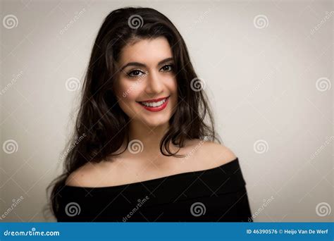 Porträt Einer Schönen Lächelnden Jungen Brunette Frau Stockfoto Bild von hintergrund sinnlich