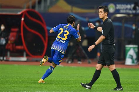 Jiangsu Suning Defeat Guangzhou Evergrande To Win 1st Csl Title Cgtn