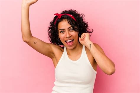 Joven Mujer Latina Rizada Aislada Sobre Fondo Rosa Bailando Y
