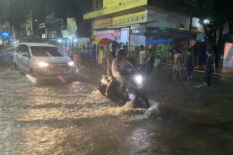 Detik Detik Belasan Motor Mogok Dan Terbawa Arus Banjir Di Parepare