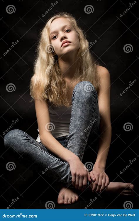 Adolescente Blonde S Asseyant Sur Le Plancher De Studio Photo Stock Image Du Femme Mode