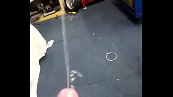 Orinando duro y corriéndose al final XVIDEOS